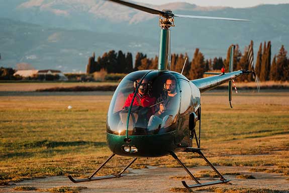 allievo ed istruttore di volo in fase di decollo dell'elicottero