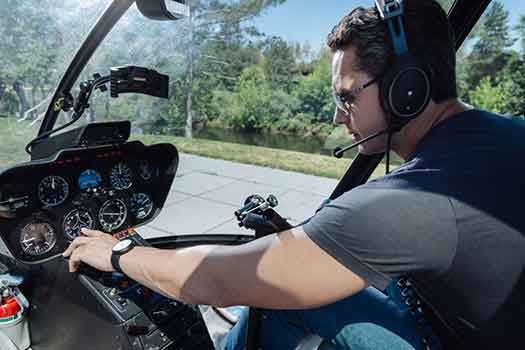 istruttore di volo spiega come usare gli strumenti di navigazione aerea