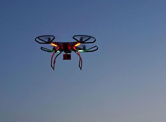 drone in volo al tramonto