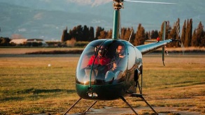 allievo ed istruttore di volo in fase di decollo dell'elicottero