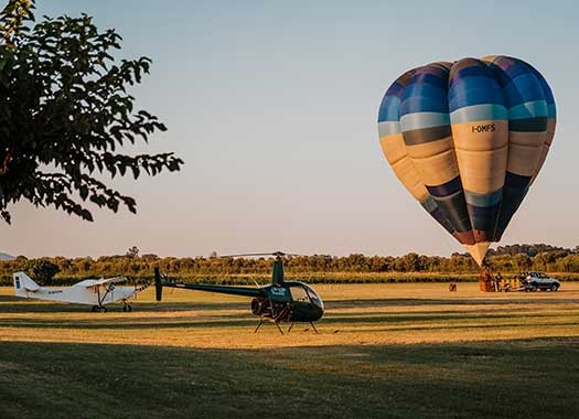 ultraleggero, elicottero e mongolfiera nel parcheggio di sosta Sibarifly