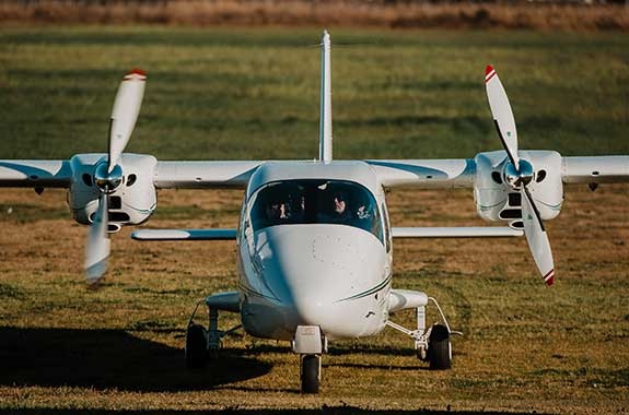 allievo apprende le tecniche di pilotaggio in presenza di un passeggero a bordo