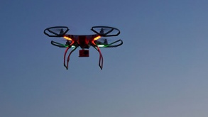 drone in volo al tramonto